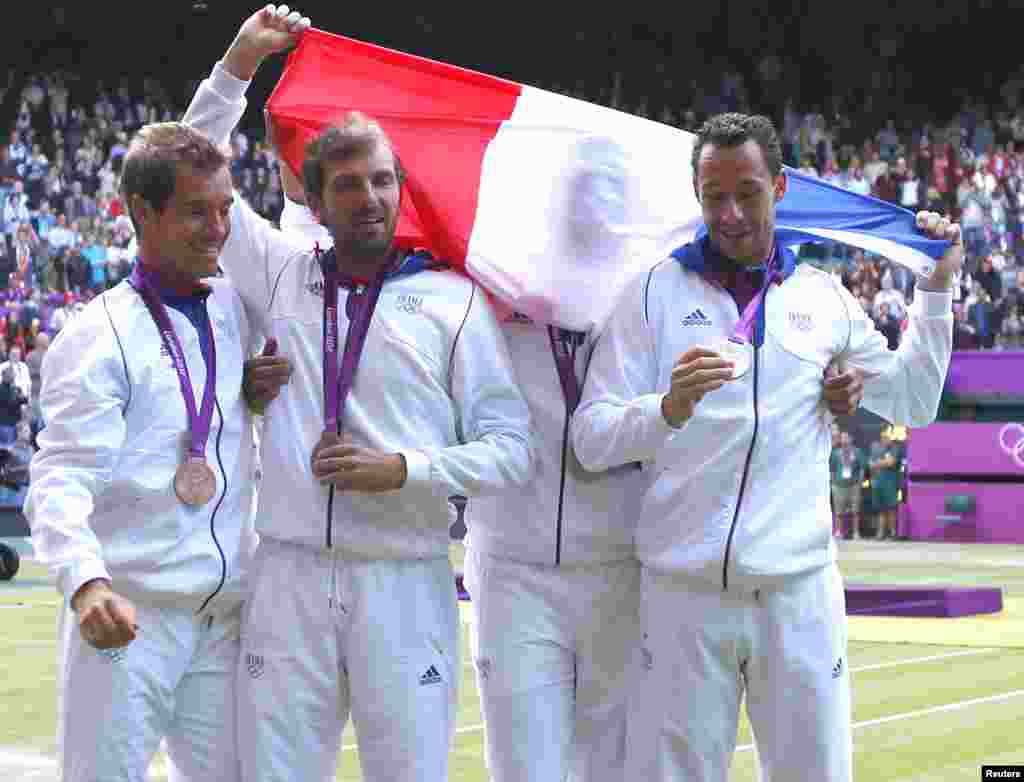 El equipo de tenis de Francia, ganador de medalla de bronce en dobles, prefiere tapar a uno de sus compañeros.