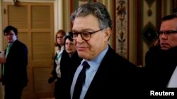 Senator Al Franken tiba di Senat untuk mengumumkan pengunduran dirinya, Kamis (7/12). 