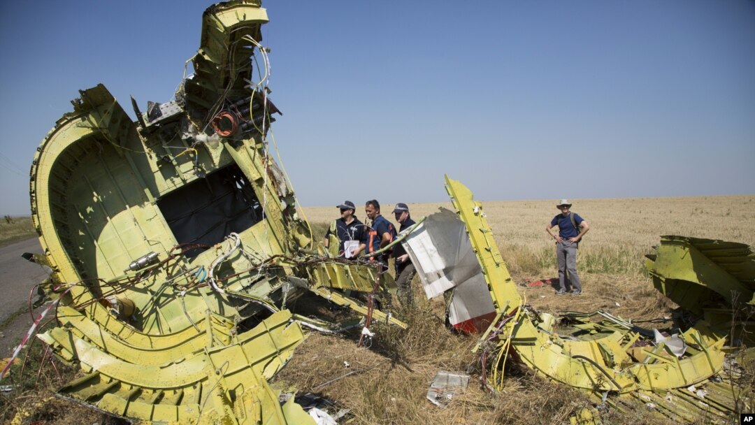 Bangkai pesawat Malaysia Airlines MH17
