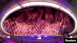 Fireworks explode during the opening ceremony of the 17th Asian Games in Incheon September 19, 2014. REUTERS/Kim Kyung-Hoon (SOUTH KOREA - Tags: SPORT ENTERTAINMENT) - RTR46W7D