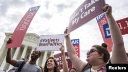 រូប​ឯកសារ៖ អ្នក​គាំទ្រ​ច្បាប់​សុខភាព Affordable Care Act ឬ Obamacare តវ៉ា​នៅ​មុខ​តុលាការ​កំពូល​សហរដ្ឋ​អាមេរិក​ក្នុង​រដ្ឋធានី​វ៉ាស៊ីនតោន​កាល​ពី​ថ្ងៃ​ទី​២៥ ខែ​មិថុនា ឆ្នាំ​២០១៥។