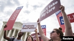 Para pendukung UU Perawatan Kesehatan Terjangkau berdemo di depan Mahkamah Agung, untuk meminta agar legislasi itu tidak dibatalkan, di Washington, 25 Juni 2015. 