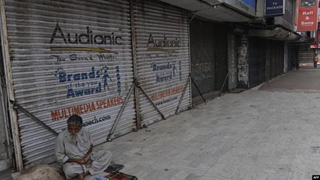 Toko-toko di Karachi Pakistan tutup setelah terjadinya kekerasan dan pembunuhan yang menewaskan sedikitnya 14 orang (31/3).