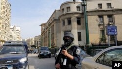 روشنفکران نسبت به آینده آزادی بیان و فعالیت های دیگر در مصر ابراز نگرانی کرده اند.