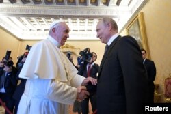 Putin Roma papası Fransislə görüşür.