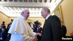 El presidente ruso, Vladimir Putin, se reúne con el Papa Francisco en el Vaticano, el 4 de julio de 2019.