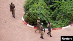 Des éléments du Régiment de sécurité présidentielle patrouillent devant l'hôtel Laico à Ouagadougou, Burkina Faso, 20 septembre 2015.