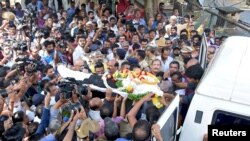 WARNING: THIS IMAGE MAY OFFEND OR DISTURB. People carry the body of coffee baron V.G. Siddhartha to an ambulance in Mangalore, India, July 31, 2019. 