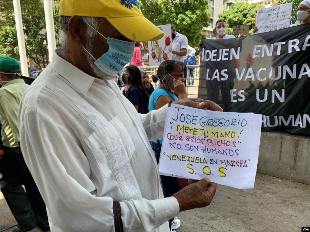 Emilio Rodr&#237;guez decidi&#243; unirse a la petici&#243;n del sector salud. En su pancarta, le pide al beato venezolano Jos&#233; Gregorio Hern&#225;ndez que &quot;meta&quot; su mano. Foto: Luisana Solano - VOA.