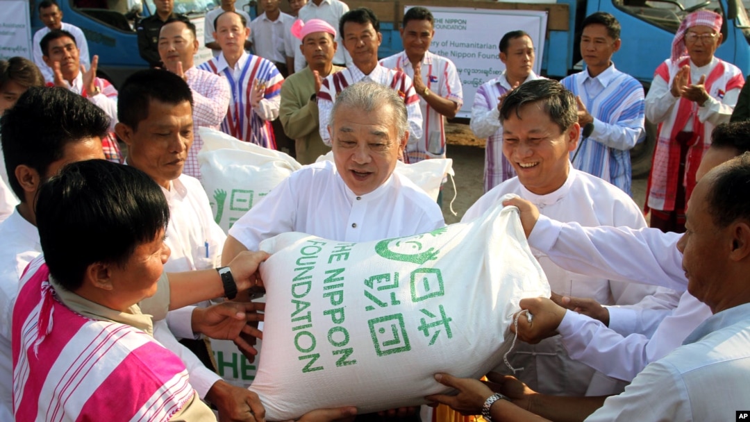 Kepala Yayasan Nippon Yohei Sasakawa memberikan bantuan beras kepada suku lokal di negara bagian Karen, Myanmar (foto: dok). 