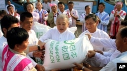 Ông Yohei Sasakawa, Đại sứ Thiện chí và là Chủ tịch Quỹ Nippon tặng gạo cho dân trong bang Karen, Miến Điện
