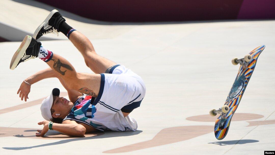 Atlet AS, Jagger Eaton terjatuh dalam nomor Street putra di Olimpiade Tokyo, Jepang (25/7). 