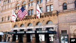 Gedung konser Carnegie Hall di New York, tutup akibat pandemi Covid-19, Selasa, 12 Mei 2020. (Foto oleh Evan Agostini / Invision / AP).