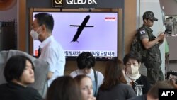 首尔一处火车站的电视屏幕上播放的朝鲜试射导弹新闻。(2023年7月22日)