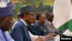 Le président nigérian Muhammadu Buhari, deuxième à gauche, s'entretien avec des responsables chinois lors d'une réunion au Grand Palais du Peuple à Beijing, le 13 Avril 2016. (REUTERS/Kenzaburo Fukuhara)