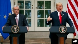 도널드 트럼프 미국 대통령(오른쪽)과 장클로드 융커 EU 집행위원장이 26일 백악관에서 기자회견을 열고 있다. 