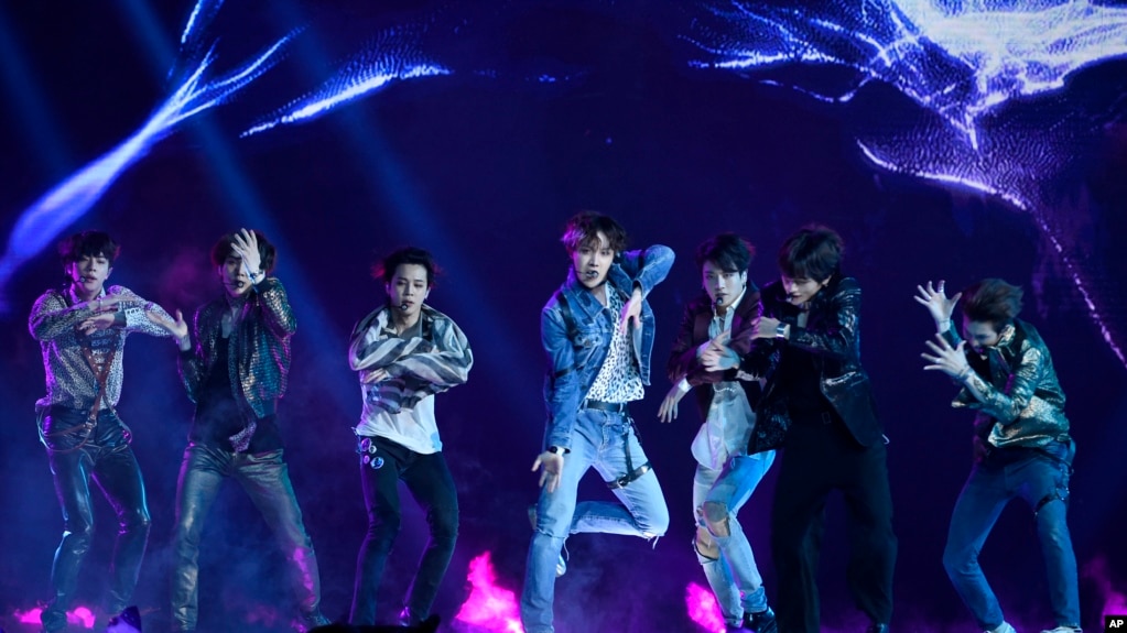 La banda masculina coreana BTS interpreta el tema "Fake Love" durante los Billboard Music Awards 2018 en el MGM Grand Garden Arena en Las Vegas, Nevada. Mayo 20, 2018.
