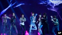 La banda masculina coreana BTS interpreta el tema "Fake Love" durante los Billboard Music Awards 2018 en el MGM Grand Garden Arena en Las Vegas, Nevada. Mayo 20, 2018.