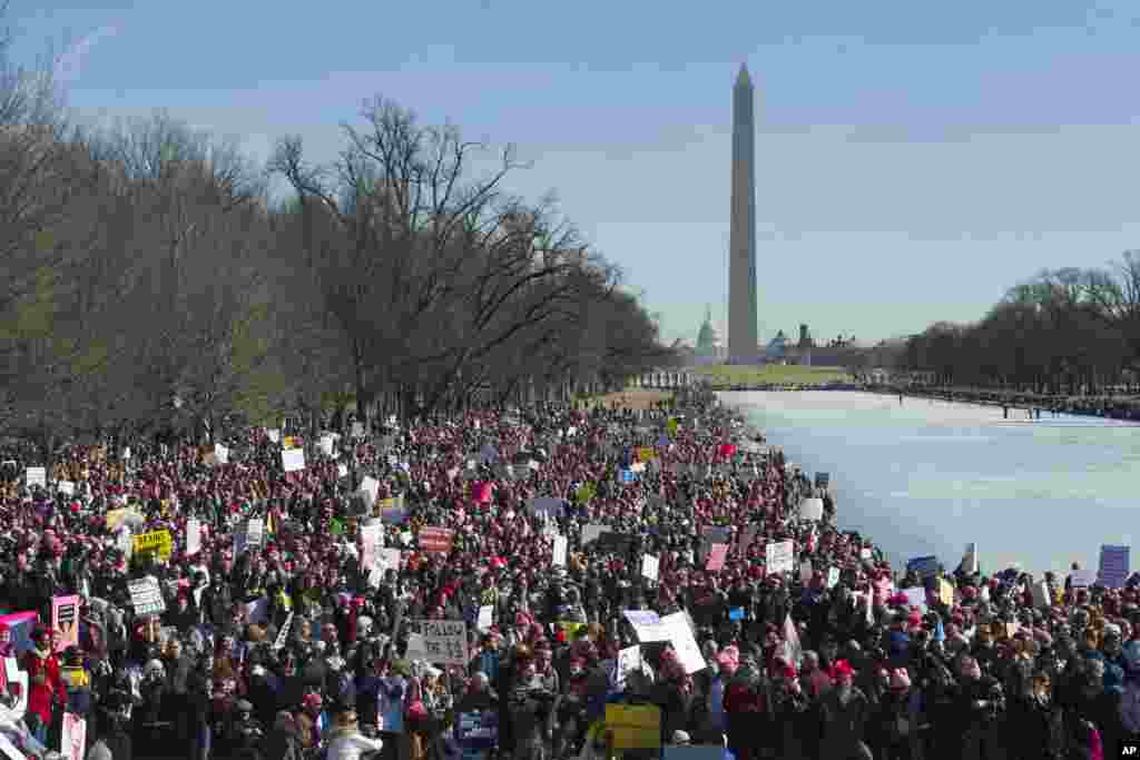 Para peserta Women&#39;s March berkumpul dekat monumen Lincoln Memorial di Washington, 20 Januari 2018.