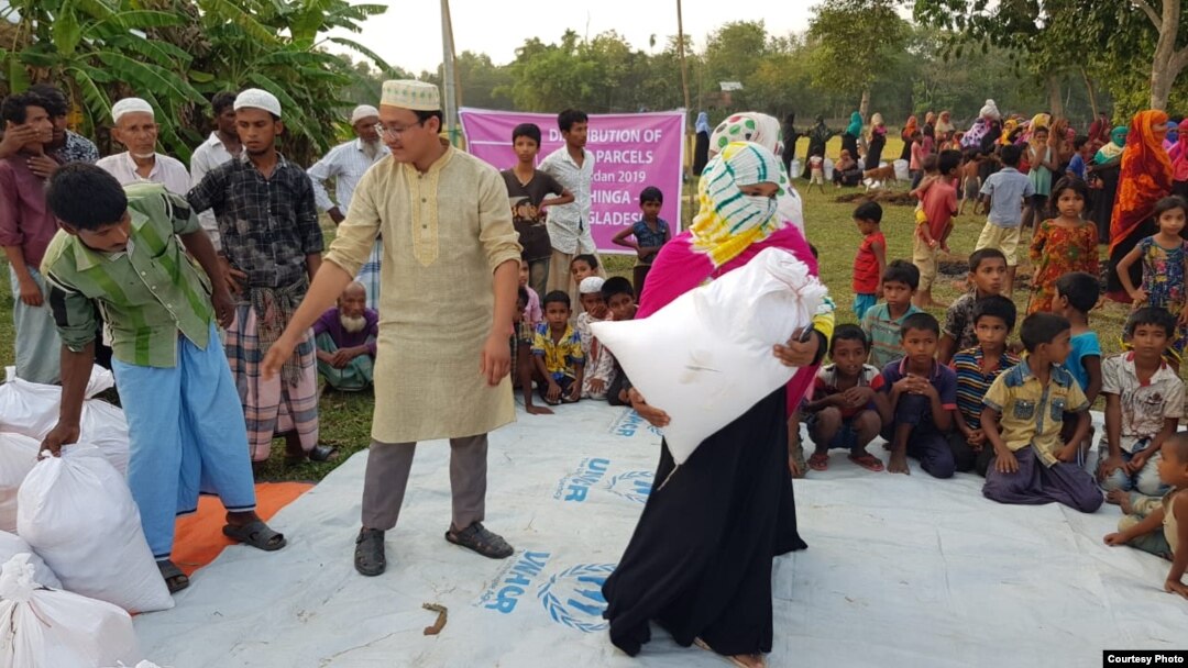 Para pengungsi Muslim Rohingya di Bangladesh menerima bantuan makanan dari yayasan amal Muslim AS (courtesy: UMR).