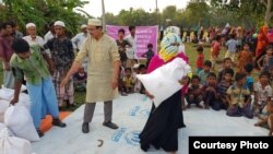 Para pengungsi Muslim Rohingya di Bangladesh menerima bantuan makanan dari yayasan amal Muslim AS (courtesy: UMR).