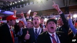 Les partisans du président élu Donald Trump applaudissent à l’annonce de la victoire de leur candidat, à New York, le 9 novembre 2016.