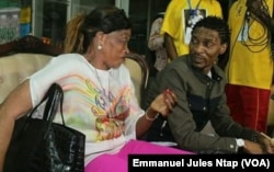 Rigobert Song est accueilli en conversation avec sa mère Bernadette, dans le salon VIP de l’aéroport de Yaoundé, 1er avril 2017. (VOA/Emmanuel Jules Ntap)