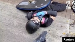 一名18岁香港反送中抗议者被警察发射的子弹打中倒在地上。（2019年10月1日）