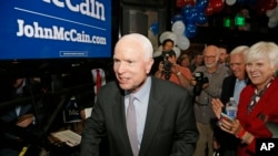 ARSIP – Senator John McCain, melalui para pendukungnya ketika ia melangkah menuju panggung setelah ditetapkan sebagai pemenang dalam pemilihan pendahulan Partai Republik (30/8). Phoenix, Arizona. (foto: AP Photo/Ross D. Franklin)
