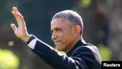 Tổng thống Obama vẫy chào từ sân cỏ phía nam của Tòa Bạch Ốc.