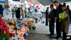 El alcalde de Nueva York, Bill de Blasio, y su esposa, Chirlane McCray, presentaron sus respetos ante un altar para los policías asesinados en Nueva York.