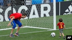 Gerard Piqué jouant avec son fils Milan après le match de football du Groupe D de l’Euro 2016 entre l'Espagne et la République tchèque au Stade municipal de Toulouse, France, le lundi, Juin 13, 2016.