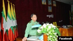 တပ္မေတာ္ကာကြယ္ေရးဦးစီးခ်ဳပ္ ဗိုလ္ခ်ဳပ္မွဴး ႀကီးမင္းေအာင္လိႈင္က ေဖေဖာ္၀ါရီလ ၂၂ရက္ ႔နံနက္ပိုင္းက ကေလာတပ္နယ္မွ စစ္ဦးစီးတကၠသိုလ္ သင္တန္းသား အရာရွိႀကီးမ်ားကို ေတြ႔ဆံု အမွာစကား ေျပာၾကားေနစဥ္။ (ဓါတ္ပံု-official publication)