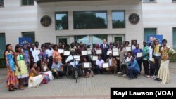 Les bénéficiaires avec l'ambassadeur américain, Lomé, le 1er octobre 2019. (VOA/Kayi Lawson)