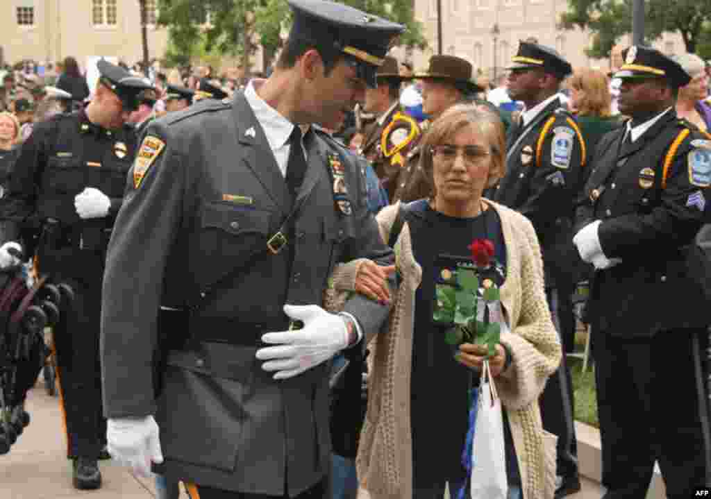 Вашингон воздает почести погибшим полицейским