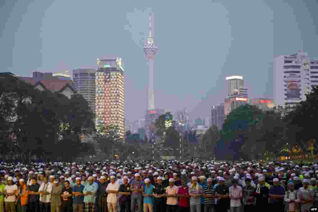 馬來西亞穆斯林8月17日在吉隆坡的一個集會中進行特別祈禱，反對埃及軍方推翻穆爾西總統以及其後的殺戮。
