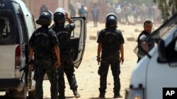 Des officiers tunisiens face aux manifestants à Tataouine, dans le sud de la Tunisie, 22 mai 2017.