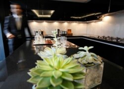 Sebuah apartemen mewah yang menghadap ke Hyde Park, London, sebagai ilustrasi. Sebuah hotel baru di London mengklaim sebagai hotel nol karbon pertama di dunia.(Foto: AP/Alastair Grant)