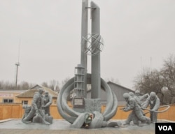 A monument at the Chernobyl Fire Station to 32 of its crew who died responding to the explosion at the #4 reactor, March 20, 2014. (S. Herman/VOA)