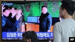 지난 5일 한국 서울역에 설치된 대형 TV에서 단거리미사일로 추정되는 북한의 발사체 발사 소식이 나오고 있다.