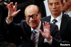 Taipan Hong Kong Li Ka-shing melambaikan tangan kepada wartawan setelah mengumumkan pengunduran dirinya sebagai ketua CK Hutchison Holdings Ltd pada konferensi pers di Hong Kong, China (foto: dok).