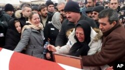 Upacara pemakaman tentara Turki di Cayiralan, Yozgat, yang tewas dalam serangan militer terhadap ISIS di al-Bab, Suriah (23/12). 