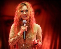 Penyanyi dangdut Inul Daratista saat tampil di Kuala Lumpur 1 Mei 2005, sebagai ilustrasi. Penyanyi dangdut perempuan rawan pelecehan terkait uang sawer yang biasa diselipkan penonton ke penyanyi. (Foto: REUTERS/Bazuki Muhammad)