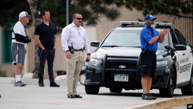 Cảnh sát bảo vệ trường trung học Columbine khi học sinh về sớm, 16/4/2019