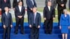Predsednik SAD Donald Tramp (u sredini), u društvu generalnog sekretara NATO-a Jensa Stoltenberga (levo), grčkog premijer Aleksisa Ciprasa (gore levo), mađarskog premijera Viktora Orbana (gore desno), i britanske premijere Tereze Mej (desno) u Briselu (Foto: AP)