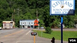 A railroad crossing and negected buildings are seen in the coal mining town of Cleveland, Virginia (N. Yaqub/VOA). With rising demand for cleaner energy sources, the U.S. coal mining industry has been facing a stark decline in recent years.