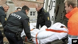 A man who allegedly assaulted Danish cartoonist Kurt Westergaard is carried into court on a stretcher in Aarhus, Denmark (file photo – 02 Jan 2010)