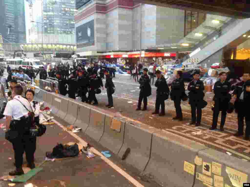 香港警方12月11日全面清场金钟占领区（美国之音海彦拍摄）