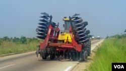 New machinery is in use at the pioneering mega-farm at Boukanga Lonzo park in Democratic Republic of Congo, July 19, 2015. (N. Long / VOA)