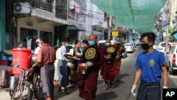 ရန်ကုန်မြို့မှာ နှာခေါင်းစည်းတပ်ပြီး ဆွမ်းခံကြွနေတဲ့ သံဃာတော်များ။ 